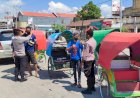 Personil-Pos-Pam-Ops-Ketupat-Turangga-2022-Imbau-Masyarakat-Taat-Prokes-Dan-Bagi-Masker-Gratis