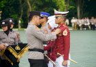 Kapolri-Beri-Pin-Emas-Kepada-Pengasuh-dan-Taruna-Berprestasi
