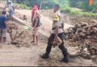 Sinergi-dengan-Warga,-Personil-Polsek-Umalulu-Ikut-Kerja-Bakti-di-Desa-Watuhadang