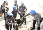 Kabidpropam-Polda-NTT-Pimpin-Penyematan-Baret-Biru-dan-Aksi-Bersih-Pantai-Pasir-Panjang