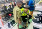 Viral-Tiga-Siswa-Berjalan-dengan-Sandal-Lusuh,-Respons-Cepat-Kapolda-NTT-dan-Polres-TTS-Hadirkan-Senyum-Baru-bagi-Anak-Anak-Oelbubuk