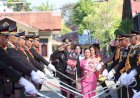 Polres-Sumba-Timur-Gelar-Tradisi-Pedang-Pora,-Lepas-Empat-Personel-Purnabakti-dengan-Penuh-Kehormatan