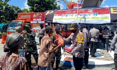 Dapur-Umum-TNI-Polri-di-Sumba-Timur-Bagikan-Ratusan-Nasi-Kotak,-Sembako-dan-Masker-Kain-Gratis