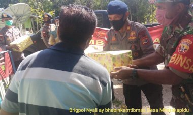 Brimob-Sumba-Timur-dan-TNI-Beri-Bantuan-Sembako-ke-Warga-Desa-Mbatakapidu