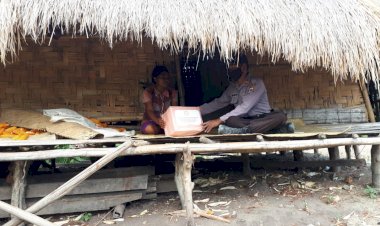 Pademi-Covid-19,-Polsek-Karera-Sambangi-Warga-Beri-Bantuan-Sembako