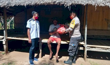 Polsek-Wula-Waijelu-Door-to-Door-ke-Rumah-Warga-Beri-Bantuan-Sembako
