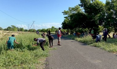 Polsek-Hahar-dan-Warga-Desa-Rambangaru-Kerja-Bhakti-Bersama-Bersihkan-Lingkungan