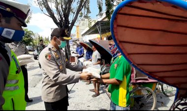 Pengemudi-Becak-Dapat-Bantuan-Beras-Dari-Polres-Sumba-Timur