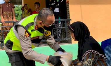 Tiada-Hari-Tanpa-Bansos,-Sambil-Patroli-Kapolres-Sumba-Timur-Antar-400-Kg-Beras-Kepada-Warga-Kurang-Mampu