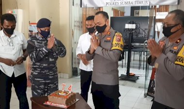 Jelang-Peringatan-Hari-Bhayangkara-ke-74,-Polres-Sumba-Timur-Dapat-Kejutan-Dari-Pos-AL-Waingapu