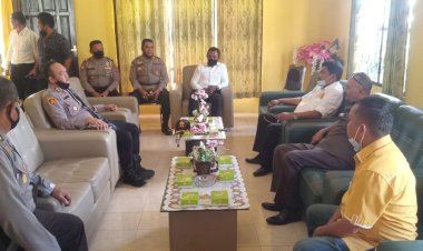 Setelah-Silahturahmi-ke-Sekertariat-Paket-SEHATI,-Kali-Ini-Kapolres-Sumba-Timur-Sambangi-Sekertariat-Paket-ULP-YHW