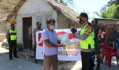 Kapolres-Sumba-Timur-Turun-angsung-Salurkan-Bansos-Polri-Tahap-3