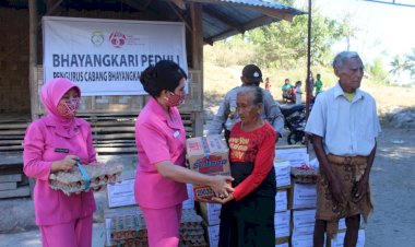 Bertajuk-'Bhayangkari-Peduli',-Sembako-dan-Masker-Kain-Gratis-di-Bagikan-Bhayangkari-Sumba-Timur