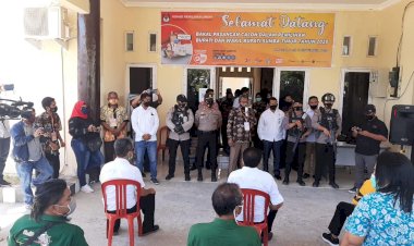 Gabungan-Personel-Polres-dan-Brimob-Kawal-Pendaftaran-Bapaslon-ULP-YHW-di-KPUD