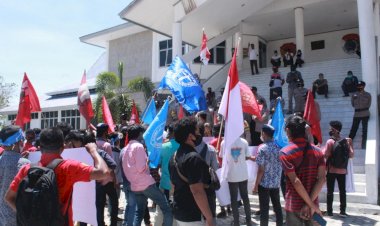 Polres-Sumba-Timur-Amankan-Aksi-Damai-Tolak-Omnibus-Law-di-Kantor-DPRD