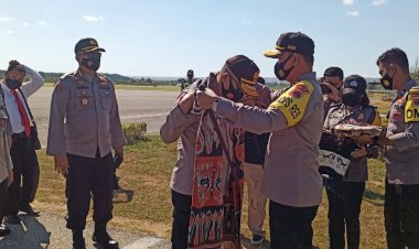 Kunker-di-Polres-Sumba-Timur-Kapolda-NTT-Disambut-Dengan-Pengalungan-Kain-Adat
