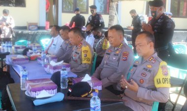 Jalin-Kebersamaan,-Kapolda-NTT-Makan-Siang-di-Tenda-Peleton-dengan-Anggota-Brimob-Sumba-Timur