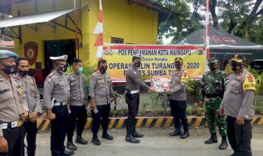 Cek-Pos-Pengamanan,-Kapolres-Sumba-Timur-Beri-Bingkisan-Natal-Kepada-Anggota-Jaga
