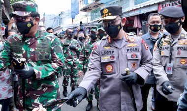 Pantau-Prokes,-Panglima-TNI-dan-Kapolri-Bagikan-Masker-di-Pasar-Tanah-Abang