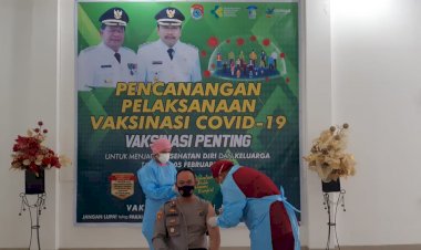 Kapolres-dan-Dandim-Serta-Pejabat-Publik-Sumba-Timur-Divaksin-Perdana