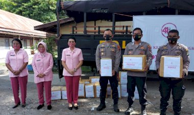Peringati-Hari-Jadi-YKB-ke-41,-Bhayangkari-Sumba-Timur-Salurkan-Bantun-Kepada-Warga-Terdampak-Banjir