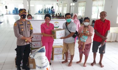 Polres-dan-Bhayangkari-Sumba-Timur-Sambangi-dan-Beri-Bantuan-Korban-Banjir