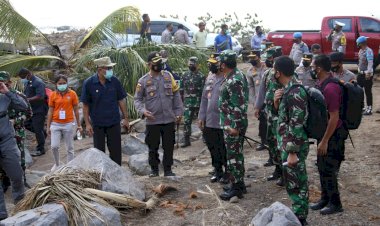 Tinjau-NTT,-Panglima-dan-Kapolri-Fokuskan-Evakuasi-Korban-dan-Kirim-Bantuan