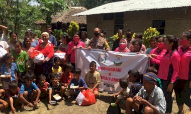 Polres-Sumba-Timur-dan-Bhayangkari-Door-To-Door-Bagikan-Sembako-Ke-Warga-Terdampak-Banjir