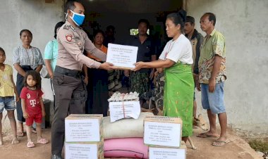 Bersama-Pemuda-GKS-Tanarara,-Polsek-Matawai-Lapawu-Salurkan-Bantuan-Kepada-Warga-Terdampak-Banjir