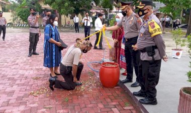 Polres-Sumba-Timur-Gelar-Upacara-Kenaikan-Pangkat-Dengan-Tradisi-Mandi-Air-Kembang