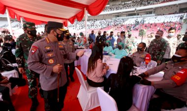 Panglima-TNI-dan-Kapolri-Tinjau-Vaksinasi-Massal-di-SUGBK