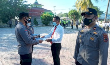 Dinilai-Berprestasi,-Kapolres-Berikan-Reward-Kepada-30-Personel-Polres-Sumba-Timur