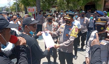Polres-Sumba-Timur-Amankan-Aksi-Demo-Damai-Aliansi-Masyarakat-Peduli-Sumba-Timur