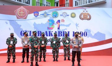 Panglima-TNI-dan-Kapolri-Hadiri-Vaksinasi-dan-Baksos-Akabri-1990