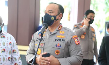 Dengan-Pesawat,-Satgas-Damai-Cartenz-Kirim-Bantuan-Bibit-Babi-ke-Warga-Yahukimo