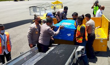 Lakukan-Prosesi-Penghormatan,-8-Korban-Penembakan-KKB-Diserahkan-ke-Keluarga