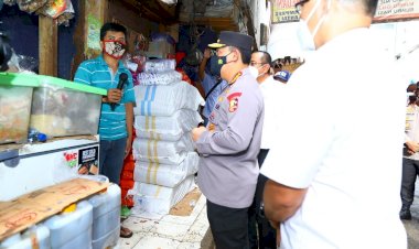 Tinjau-Pasar-Minggu,-Kapolri-Pastikan-Stok-Minyak-Curah-untuk-Warga-Aman