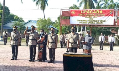 Kapolres-Sumba-Timur-Pimpin-Serah-Terima-Jabatan-Kabag-Ops-dan-Kapolsek-Waingapu-Kota