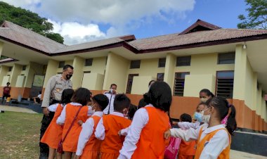 Didampingi-Kepala-Sekolah,-18-Anak-TK-Datangi-Polsek-Pahunga-Lodu