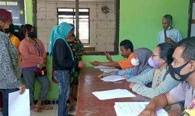 Bripka-Jitro-Lakukan-Pengamanan-Pembagian-BLT-Kepada-258-Warga-Kambajawa