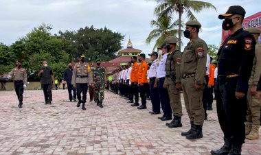 Kapolres-Sumba-Timur-AKBP-Fajar-Pimpin-Apel-Gelar-Pasukan-Operasi-Ketupat-2022