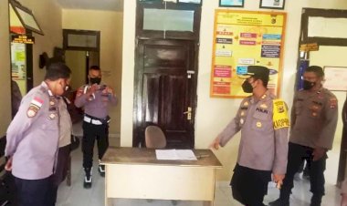 Lakukan-Kunjungan-Ke-Beberapa-Polsek,-Kapolres-Sumba-Timur-Pesan-Anggotanya-Selalu-Kompak-dan-Solid