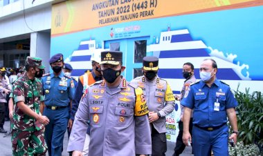 Tinjau-Pelabuhan-Tanjung-Perak,-Kapolri:-Transportasi-Laut-Alternatif-Kurangi-Kemacetan-Arus-Mudik