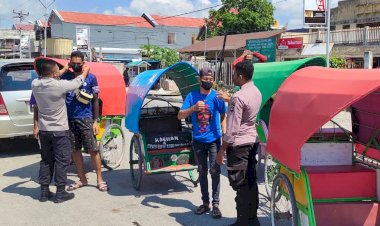 Personil-Pos-Pam-Ops-Ketupat-Turangga-2022-Imbau-Masyarakat-Taat-Prokes-Dan-Bagi-Masker-Gratis