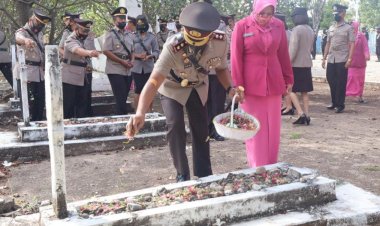 Polres-Sumba-Timur-Lakukan-Ziarah-dan-Tabur-Bunga-di-TMP-Umbu-Ndawa-Kareuk-Waingapu