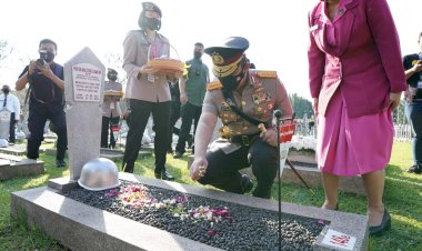 Beri-Penghormatan-ke-TMP-Kalibata,-Kapolri-Lanjutkan-Semangat-Pahlawan-Wujudkan-Indonesia-Emas