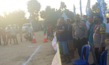 Polri-Hadir-dan-Beri-Rasa-Aman-Dalam-Pertandingan-Futsal-Tingkat-Kelurahan-Kambajawa