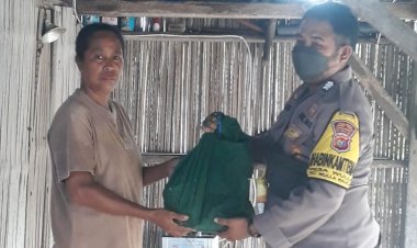 Sedikit-Dari-Gajinya,-Brigpol-Rizky-Beri-Bingkisan-Kasih-Untuk-Warga-Desa-Binaannya