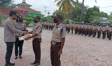 Pimpin-Upacara-Penutupan-Pelatihan-Satpam-Gada-Pratama,-Ini-Pesan-Kapolres-Sumba-Timur