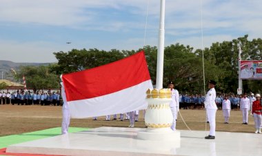 Sang-Merah-Putih-Berkibar-di-Lapangan-Pahlawan-Sumba-Timur-Pada-HUT-RI-Ke-77